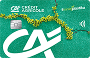 ID: CA249 – Karta Credit Agricole z dużym białym logiem CA i napisem #mniejplastiku. Karta jest zielona z pęknięciem, z którego wyrasta roślina