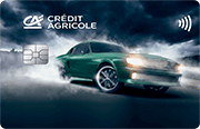 ID: CA176 – Karta Credit Agricole z grafiką zielonego samochodu sportowego ruchu, na ciemnym rozmytym tle, sugerującym prędkość